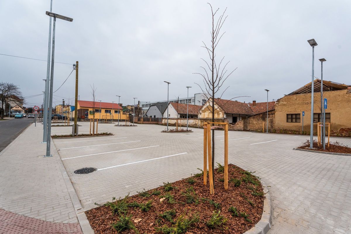A piacot ideiglenesen a felújított parkolóba költöztették