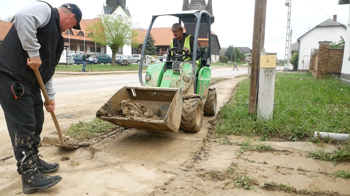 A villámárvíz okozta károk eltakarításán még pénteken is dolgoznak a szakemberek