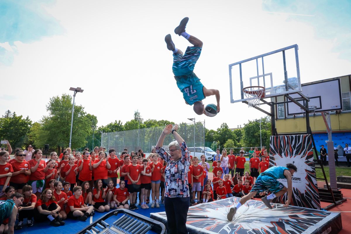 A gyerekek után a Face Team csapata avatta fel az új bonyhádi sportudvart