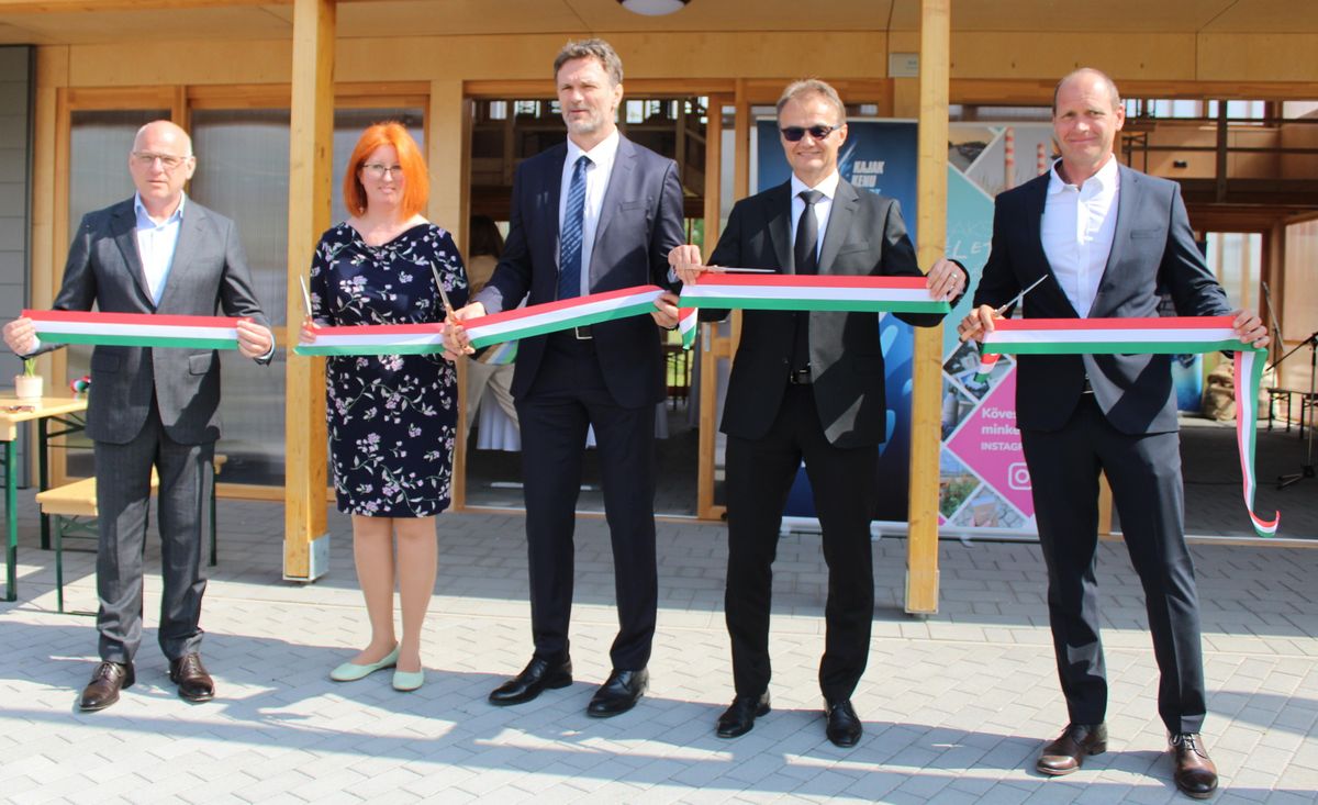 Schmidt Gábor, az MKKSZ elnöke, Heringes Anita polgármester, dr. Kovács Antal, az ASE elnöke, dr. Horváth Péter János, az MVM Paksi Atomerőmű Zrt. vezérigazgatója és Bedecs Ferenc, az ASE kajak-kenu szakosztályának vezetőedzője a víziturisztikai központ szalagátvágásán
