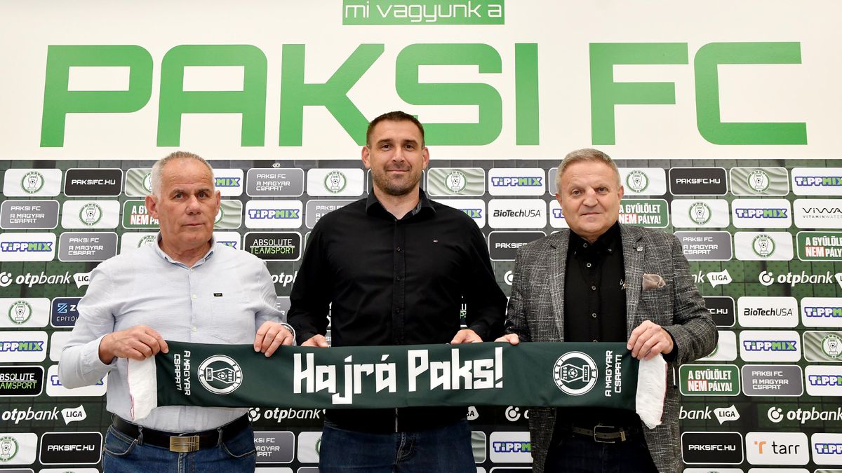 Böde Dániel, balján Haraszti Zsolttal ügyvezetővel, jobbján „második apjával”, Karszt József technikai vezetővel