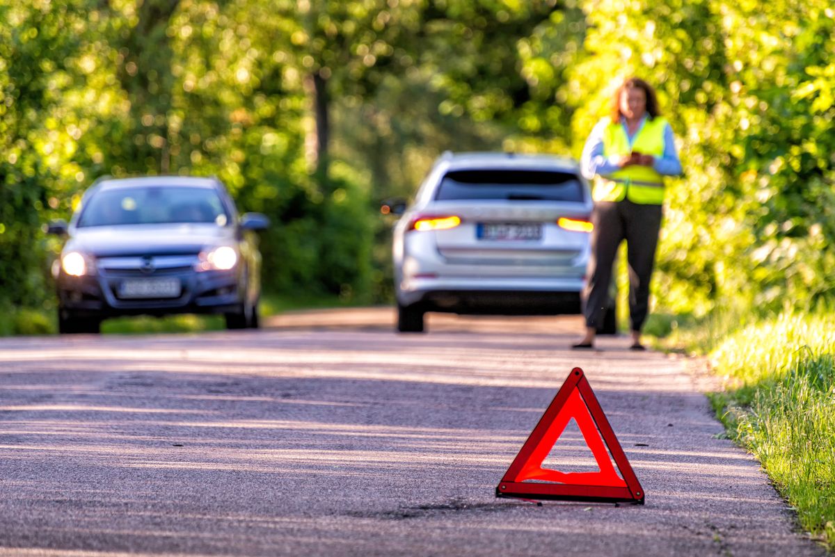A kötelező felszerelések közé tartozik az elakadásjelző háromszög is
