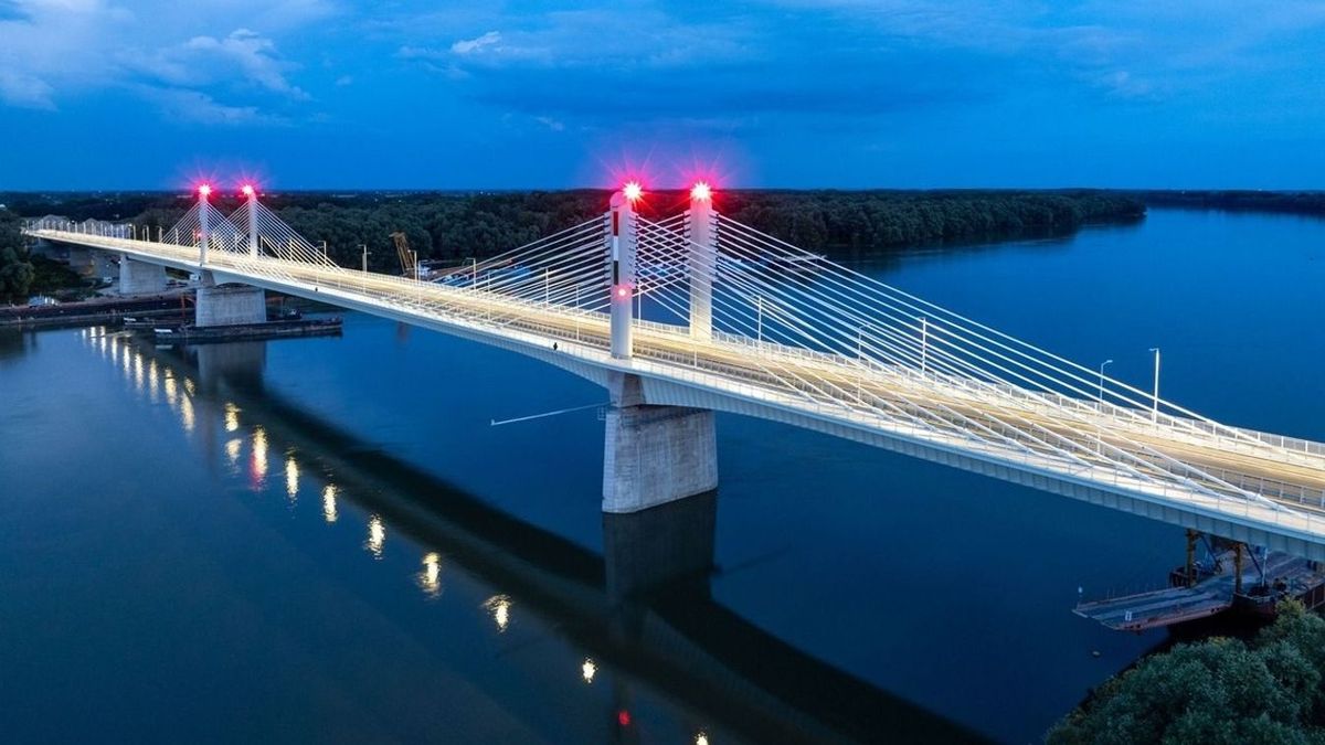 A Tomori Pál híd átadásával drasztikusan csökkent a komp forgalma