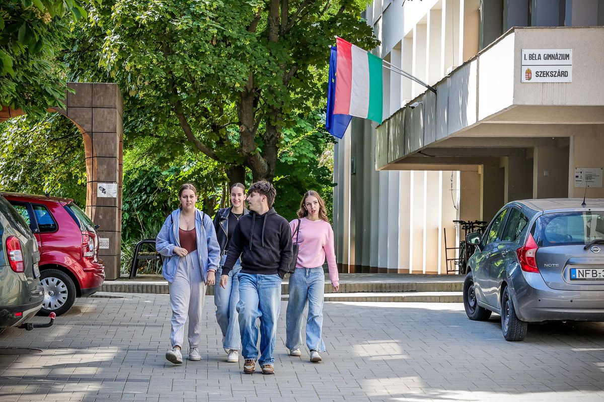 európa-nap
Közel négyszáz diák részvételével zajlott az első Európa nap rendezvénysorozat a Szekszárdi I. Béla Gimnáziumban 2025. május tizenharmadikán. A "Happy Europe Day" elnevezésű rendezvényen a diákok junior nagykövetekre is szavaztak. Az Európa nap Szekszárdon is sikeres volt.