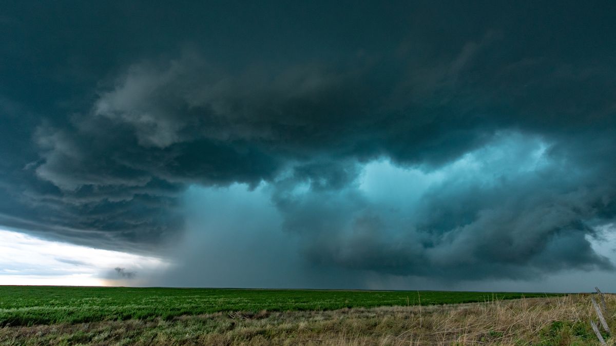 A,Threatening,Supercell,In,The,Kansas,Fields