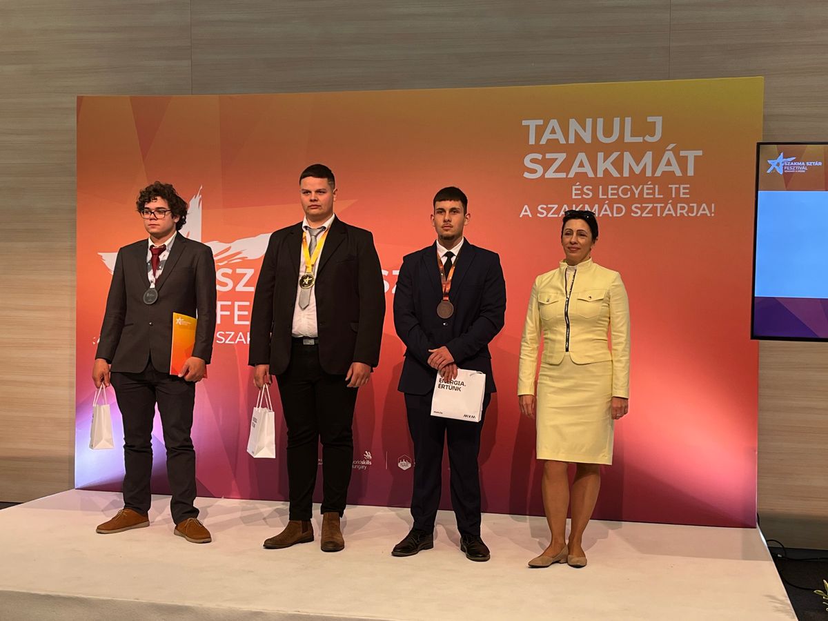 Szabó Zoltán Márk (balról a harmadik) harmadik lett a Szakma Kiváló Tanulója Versenyen
