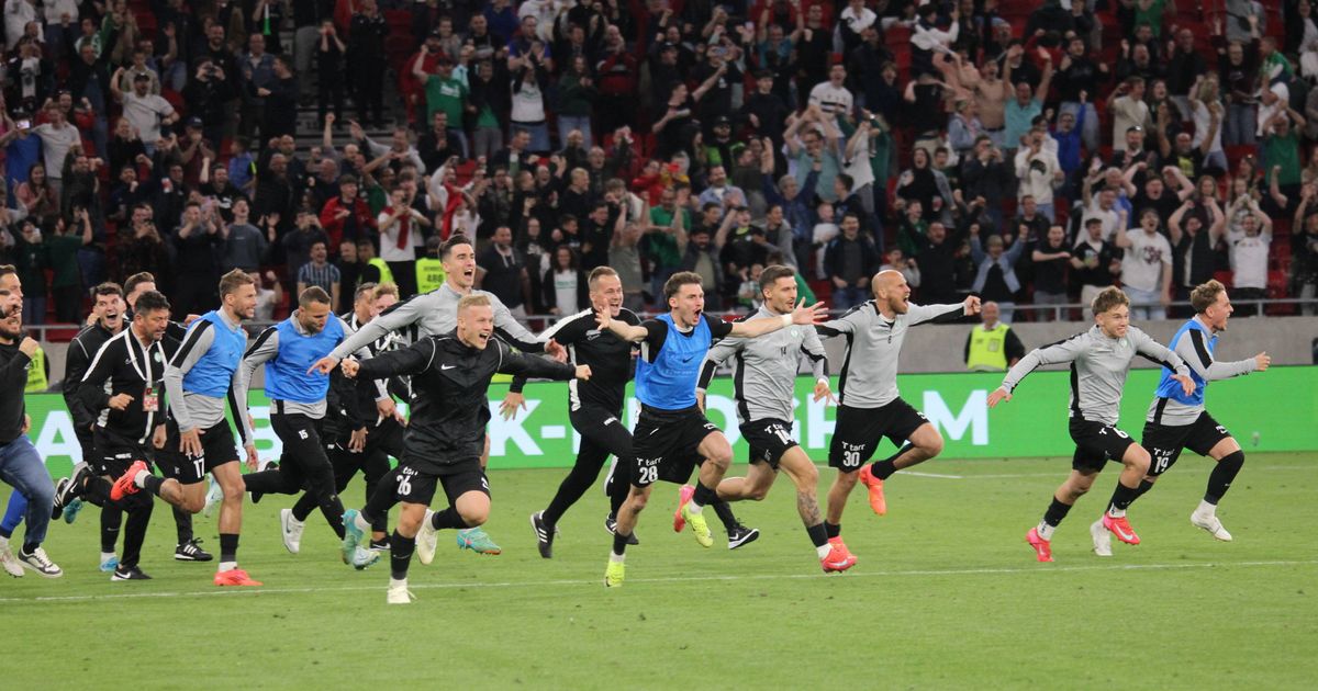 A Paksi FC játékosai a mindent eldöntő tizenegyes után rohannak ünnepelni