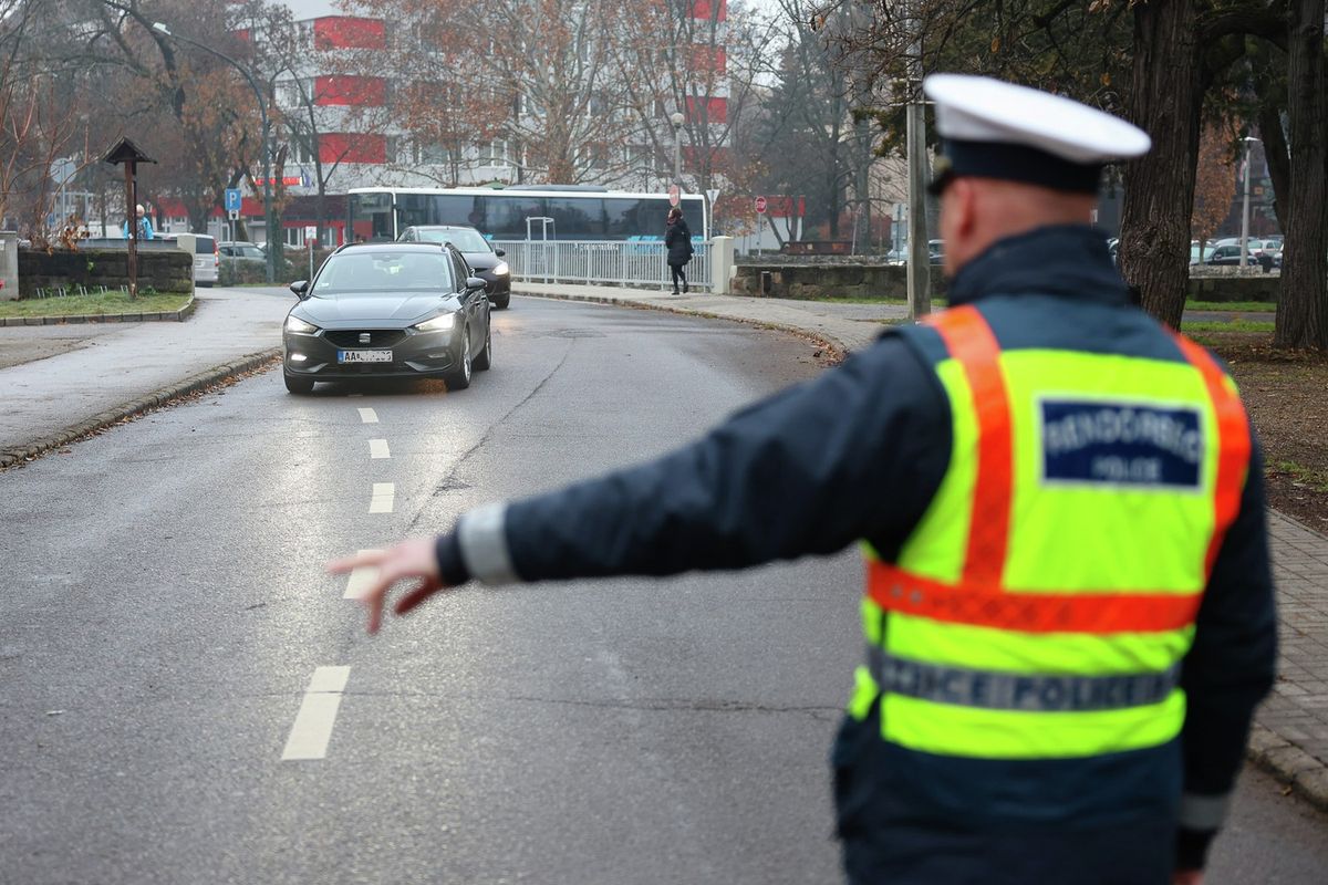 Büntetés járhat érte, ha nincs vészvillogó az autóban