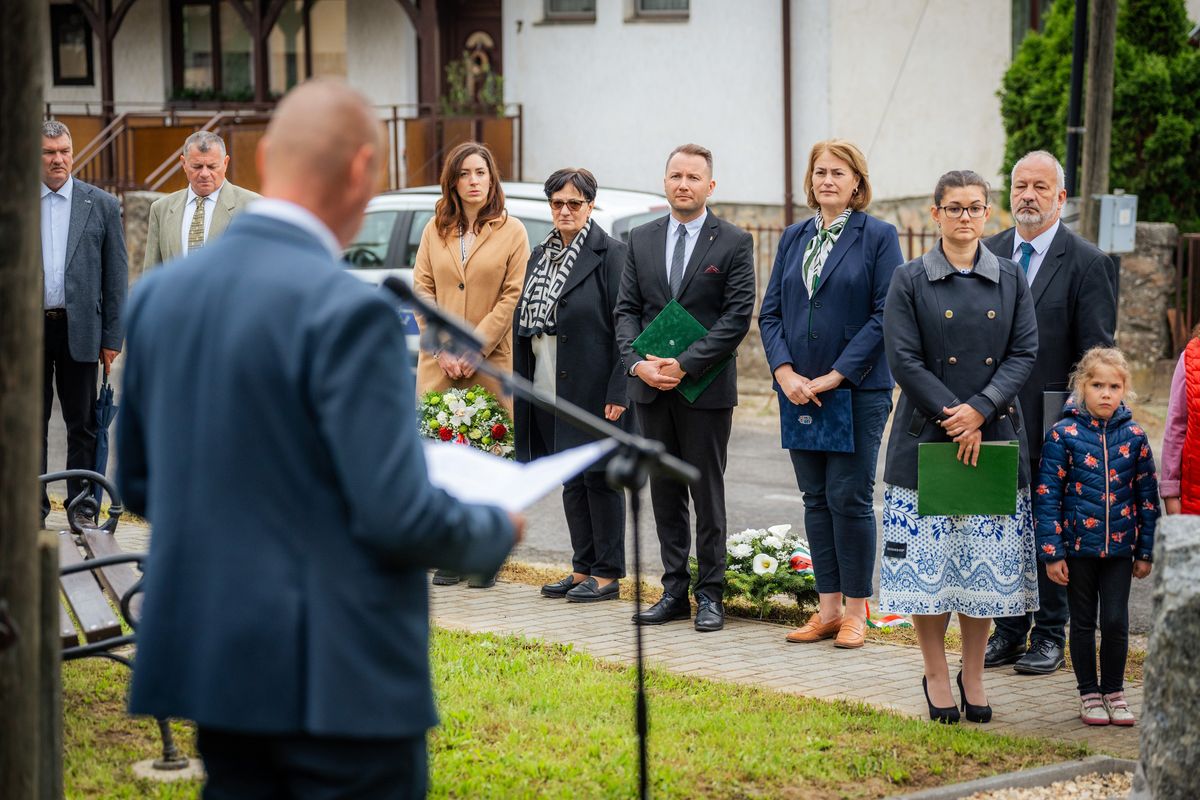 emléktáblát avattak