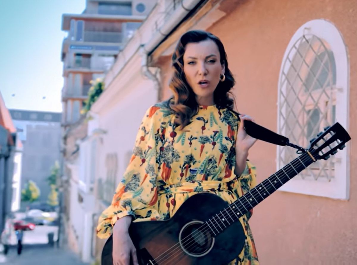 Rúzsa Magdolna x Lofti Begi: Nyári Zápor című videóklipjét is a Szekszárdról elszármazott Mayer Zoltán operatőr jegyzi. Az új Rúzsa Magdi dal szerelmes, romantikus stílusú alkotás.