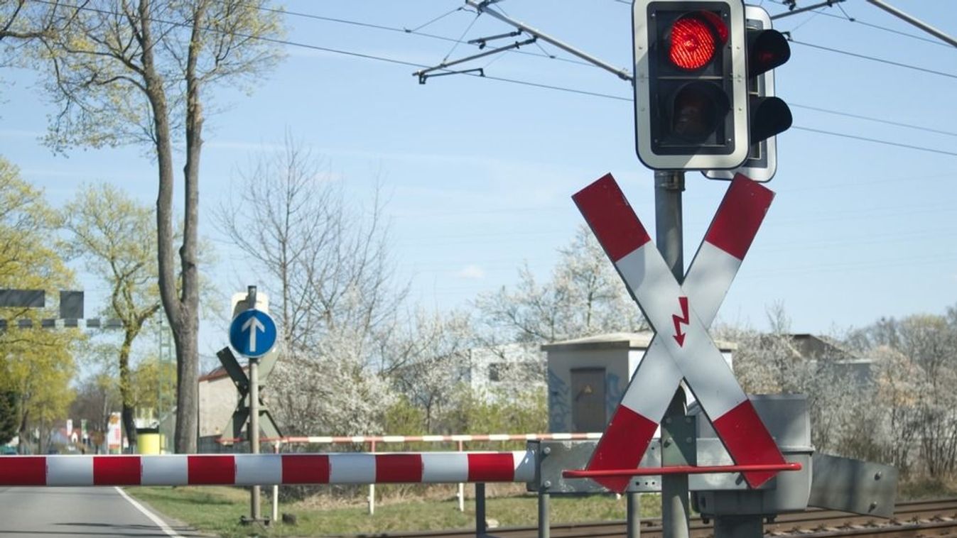 A piros jelzés ellenére hajtott a sínekre, elsodorva a csukódó félsorompót
