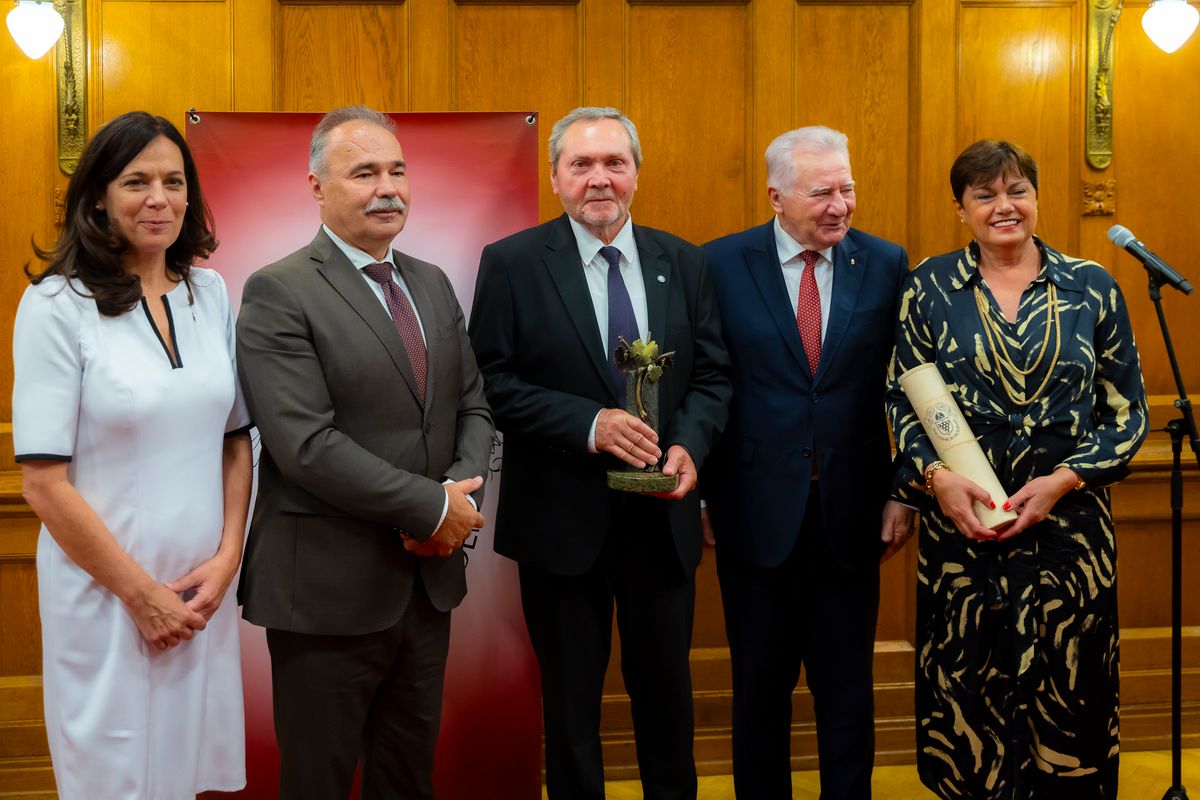 A díjátadón (b-j): Nyitrainé Sárdy Diána, Nagy István, Vesztergombi Ferenc, Jakab István és Sári Enikő