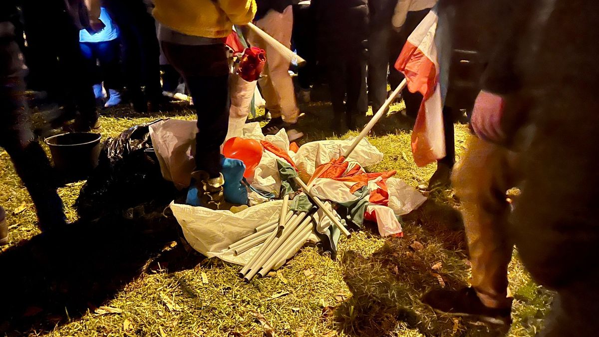 Kidobták a magyar zászlókat a tiszások a rendezvény után