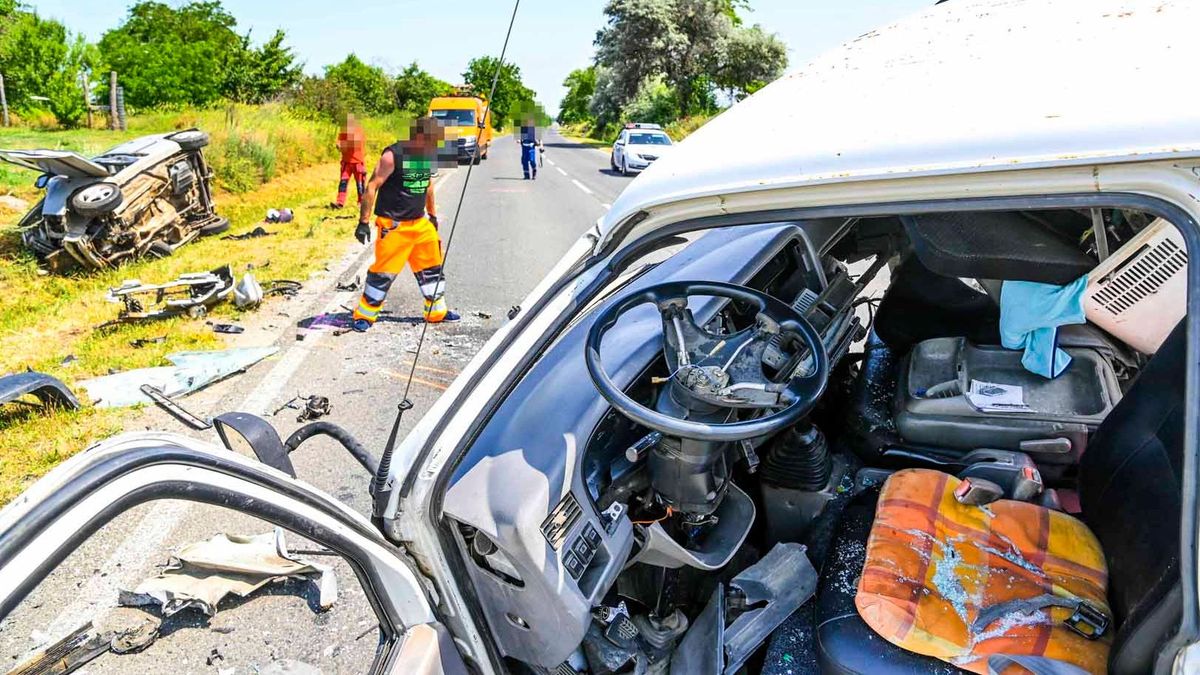Frontális karambol történt a 6-os főúton, már a mentők is kiérkeztek