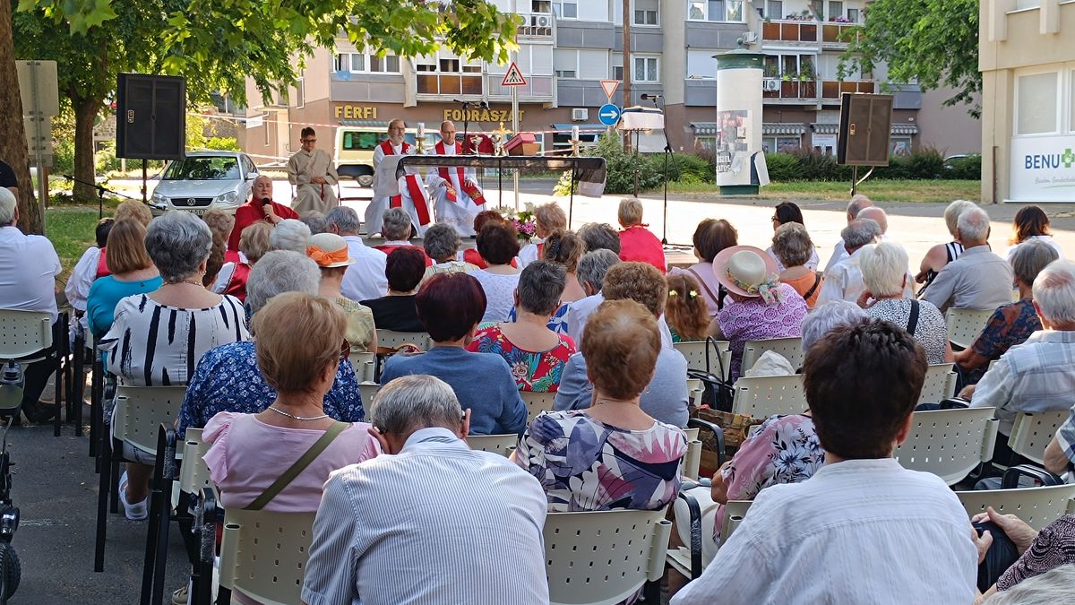 Szabadtéri misével emlékeztek a Szent János és Pál-kápolna tizenöt évvel ezelőtti újranyitására