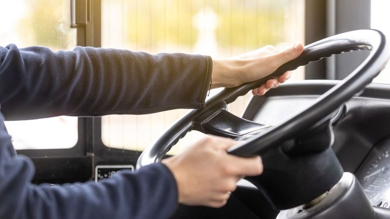 Ezt nem hiszed el: forgalommal szemben állt a buszmegállóba, majd tolatgatni kezdett (VIDEÓ)