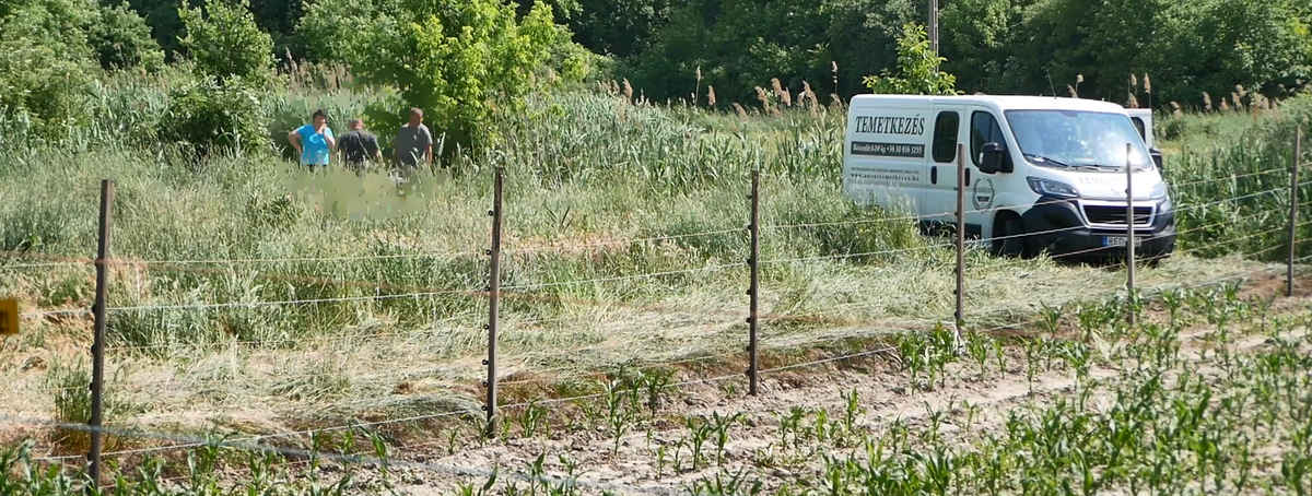 A traktor itt borult rá az idős férfira