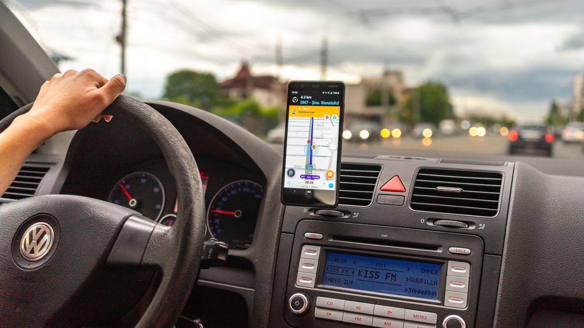 Betiltják a Waze egyes funkcióit Magyarországon?