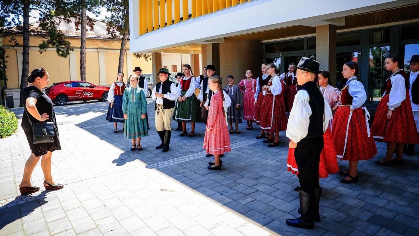Telt ház előtt ropták a fiatalok (videó)