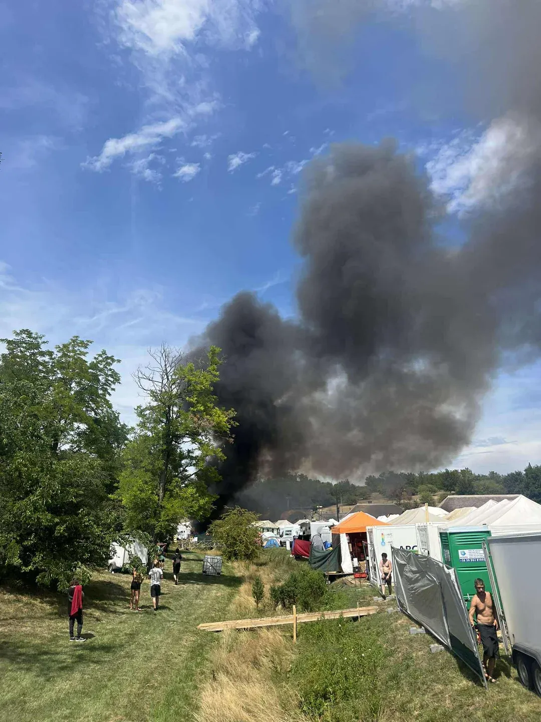 főhírek,Ozora Fesztivál,robbanás,tűz,fesztiválbaleset,18+,tűzeset képek,fesztiválbiztonság,katasztrófa,nyitónapi incidens,káosz Ozorán,magyar fesztiválhírek,Hirmagazin.eu,Hirmagazin.eu Online Média