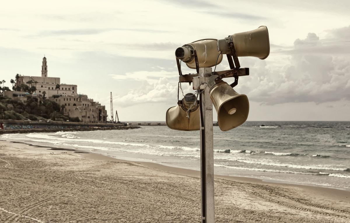 Loudspeakers,Or,Megaphones,Broadcasting,A,Pole,And,A,Tsunami,Warning