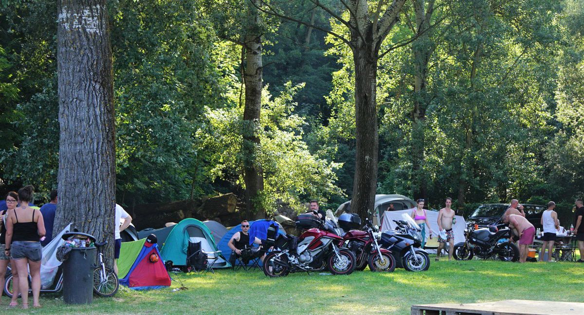 Kisszékelyi strand
A kisszékelyi strand hivatalosan július harmadikán nyitotta meg kapuit, ám a nyitás után néhány nappal már átmenetileg be is zárt. A hűvös, esős időjárás és karbantartási munkák miatt csak korlátozottan, tízfős csoportokban engedték be a látogatókat. Később a strand a hűvös időjárás miatt napokra teljesen zárva maradt. Ezután egy motoros baráti társaság is kibérelte a strandot, így egy napra zártkörű rendezvénnyé vált a fürdőhely. Ez tovább tolta az újranyitási időpontot a nagyközönség számára.
Fotó: Facebook/Kisszékely Község Önkormányzata