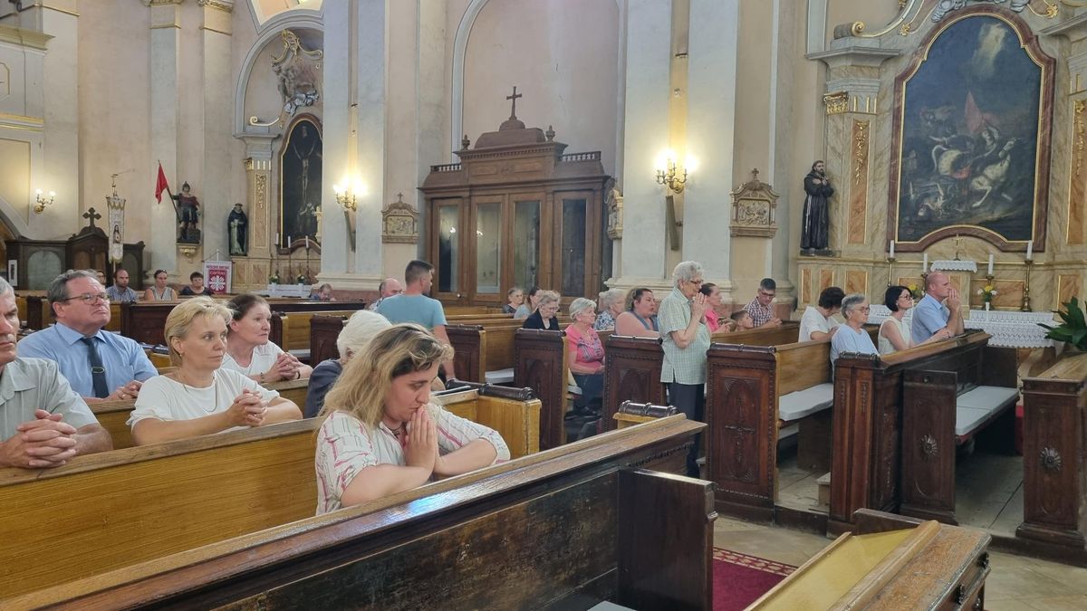 Sokan érkeztek a szentmisére, ahol ünnepélyesen megkezdődött a Meg nem született gyermekek vándorszobor köré szervezett programsorozat