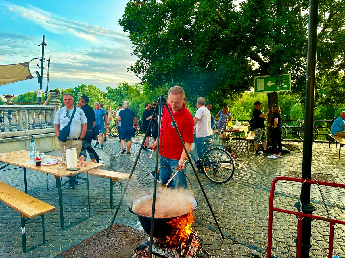 A Bajai Halfőző Fesztiválon idén több mint 300 bográcsban főtt a halászlé