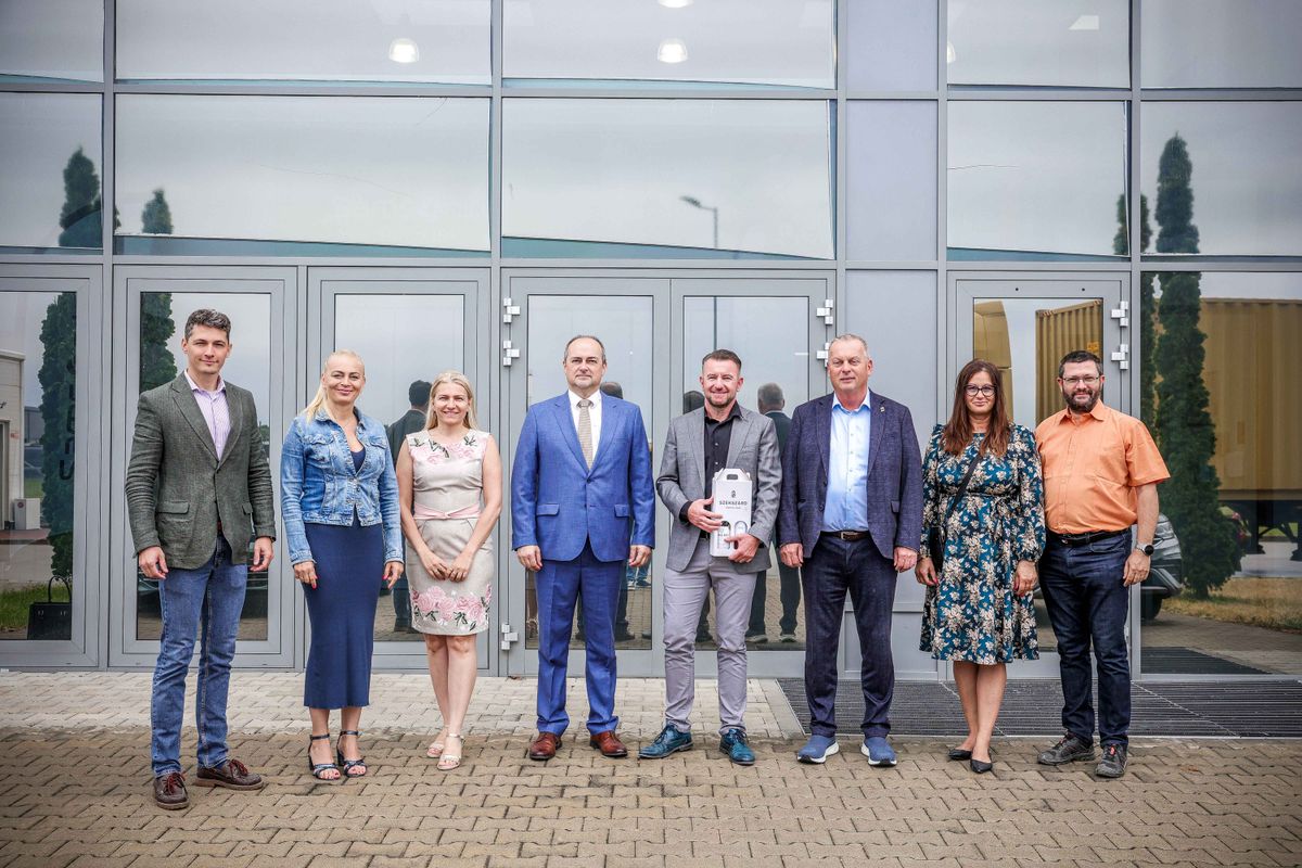A szekszárdi városvezetést látták vendégül a Samsonite-nál