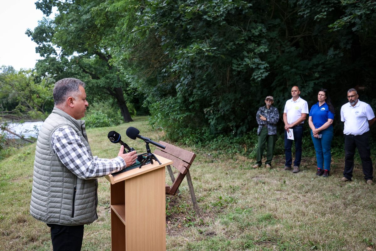 A szakemberek július elején kezdték el feltölteni az Ős-Sárvíz holtágának medrét