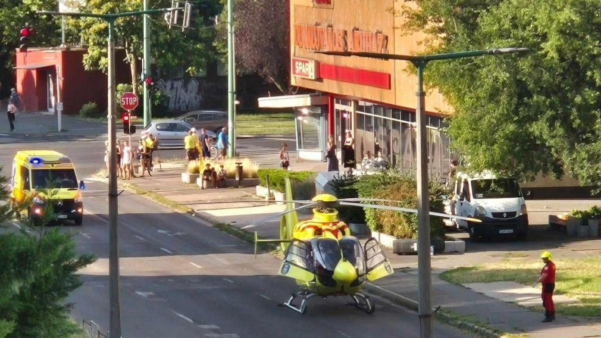 Gyalogost gázoltak a Skála közelében, mentőhelikopter is érkezett
