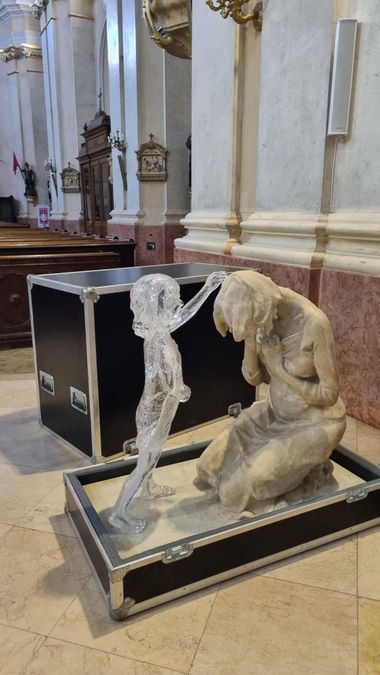 A „ Meg nem született gyermekek” vándorszobor Tolnán, a római katolikus templomban