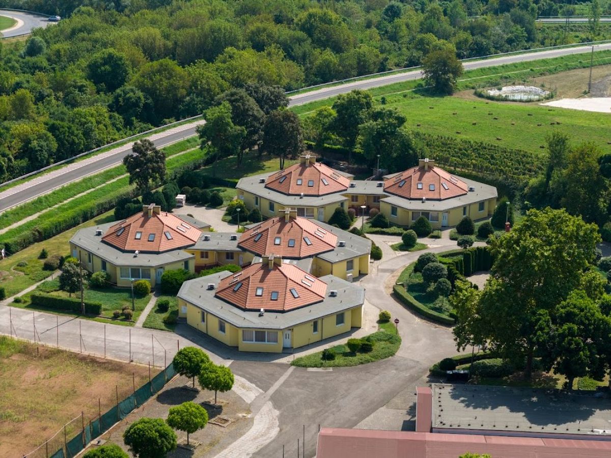 A hatalmas szekszárdi szálláshely pavilonos elrendezésű