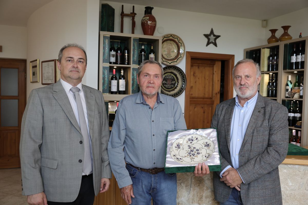 Berlinger Attila és dr. Fusz György személyre szóló ajándékot vitt Vesztergombi Ferenc életműdíjas borásznak