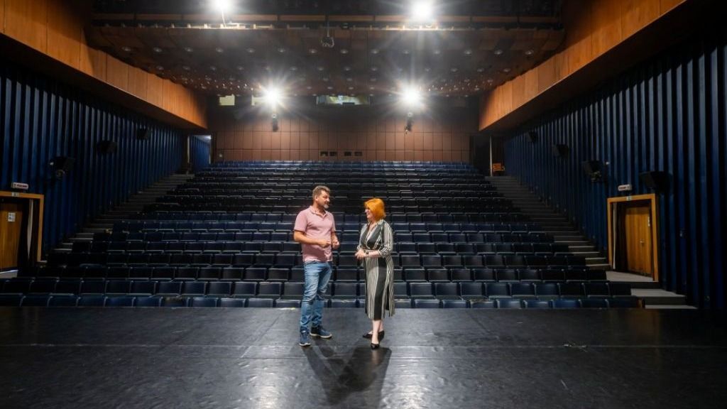 Márkus Zalán igazgató és Heringes Anita polgármester a Csengey Kulturális Központban