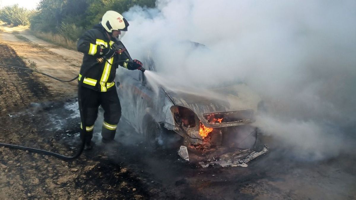 Lángba borult egy autó Paks külterületén – a tűz a tarlóra is átterjedt (fotók)