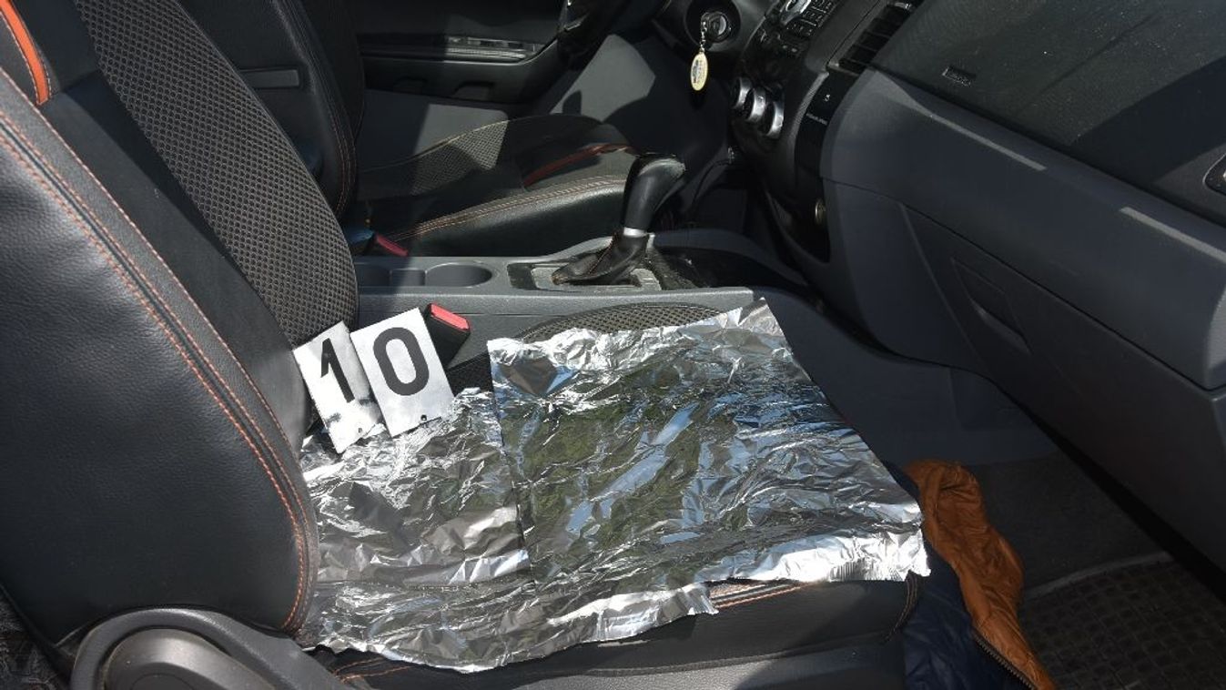 Betörés közben érték tetten a 13 éves autótolvajt és 18 éves társát