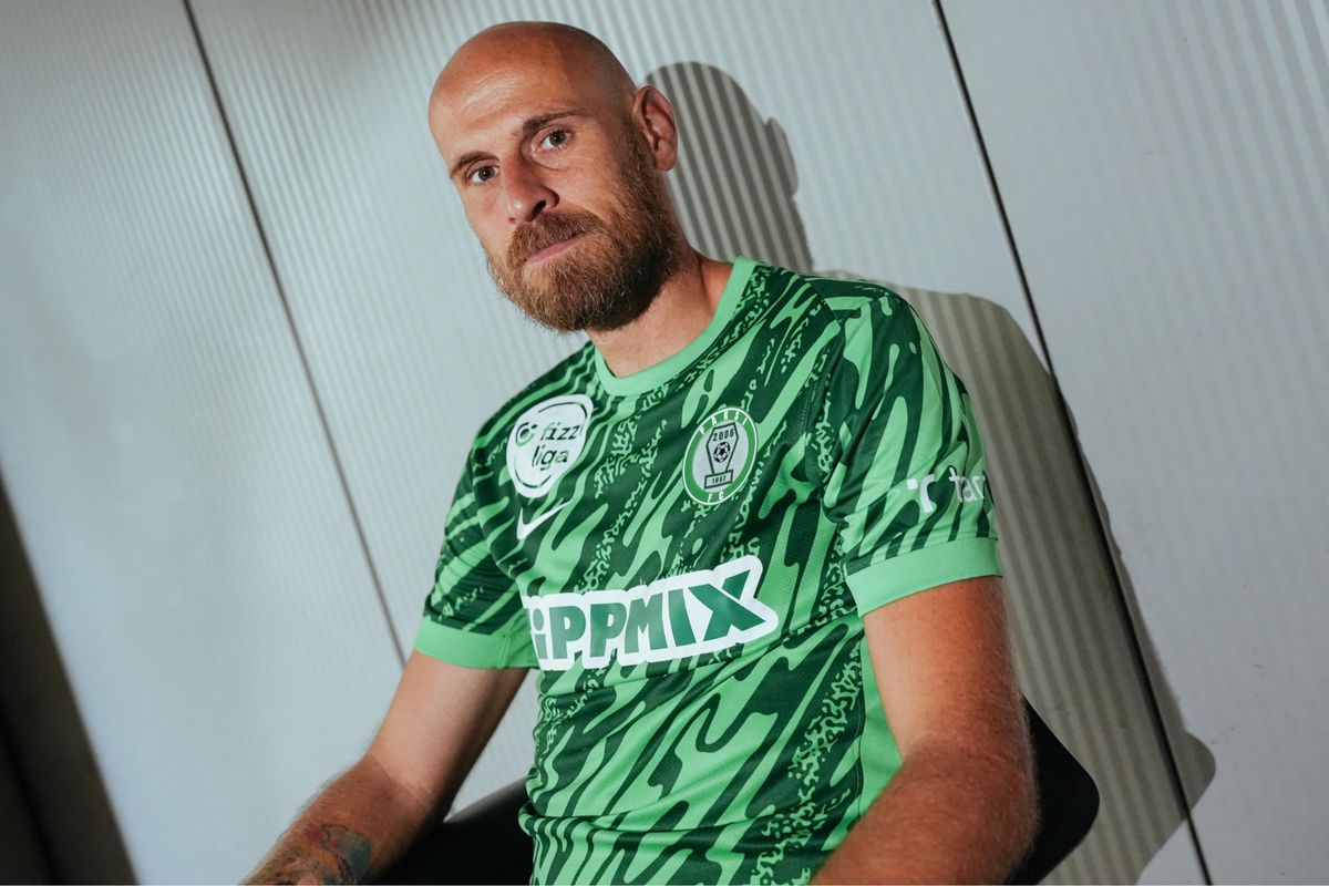 A Paksi FC ebben az új mezkollekcióban játssza hazai meccseit az idén