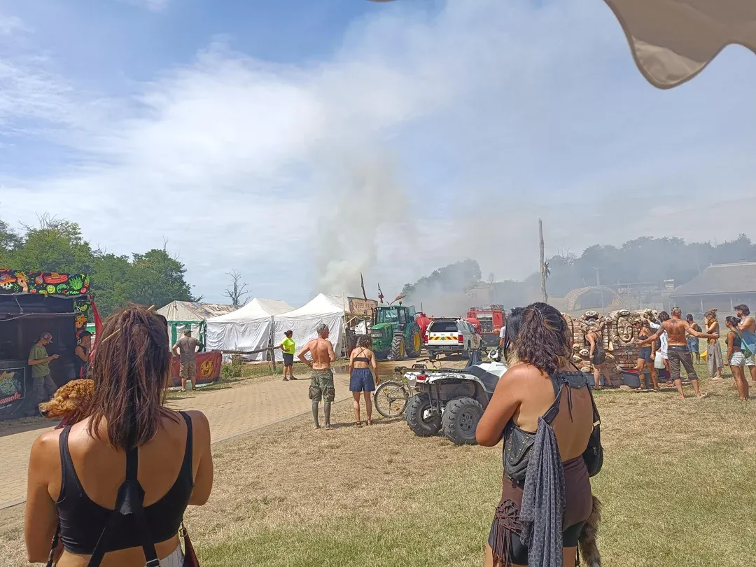 főhírek,Ozora Fesztivál,robbanás,tűz,fesztiválbaleset,18+,tűzeset képek,fesztiválbiztonság,katasztrófa,nyitónapi incidens,káosz Ozorán,magyar fesztiválhírek,Hirmagazin.eu,Hirmagazin.eu Online Média