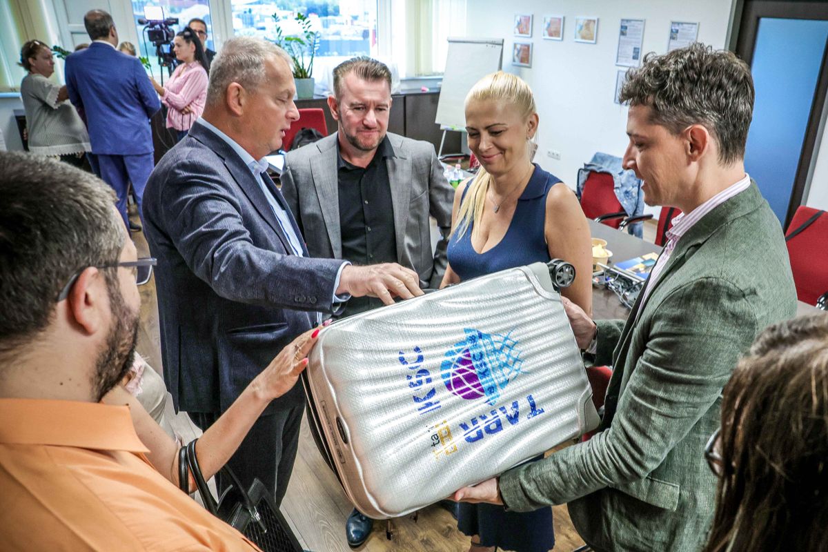 A látogatás során a cég termékeit is megismerhették a képviselők