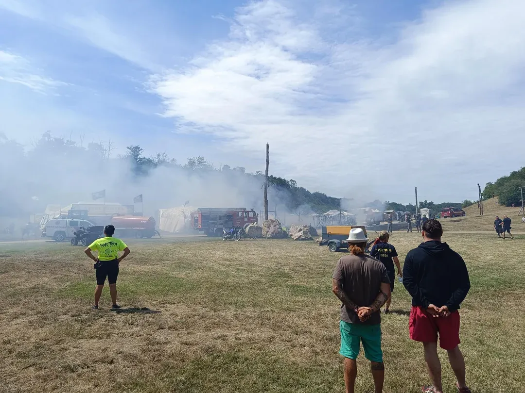 Az Ozora Fesztivál nyitónapján, péntek délután máris szörnyű robbanás és tűzeset történt. Folyamatosan érkeznek a fotók a helyszínről, Igar - Dádpusztáról, ahol jelenleg is tűzeseti szemlét tartanak Fotó: Reddit