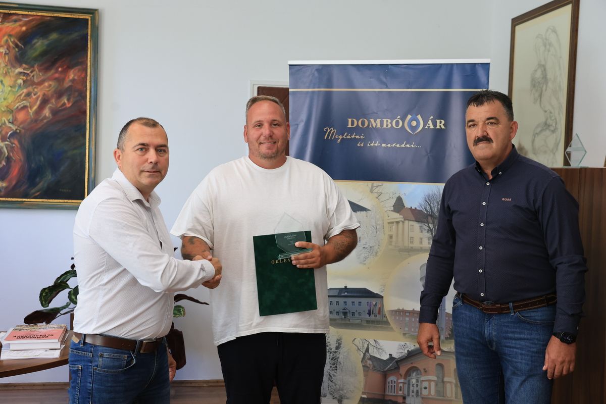 Ulrich Gábor a Teol.hu vezető szerkesztőjétől, Rónai Gábortól és Pintér Szilárd polgármestertől vette át az elismerést, egy oklevelet és egy üvegplakettet