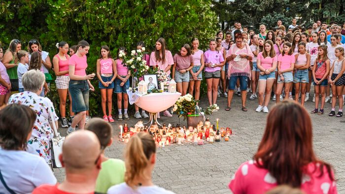 Gyertyagyújtással emlékeztek Fricsi Dórára