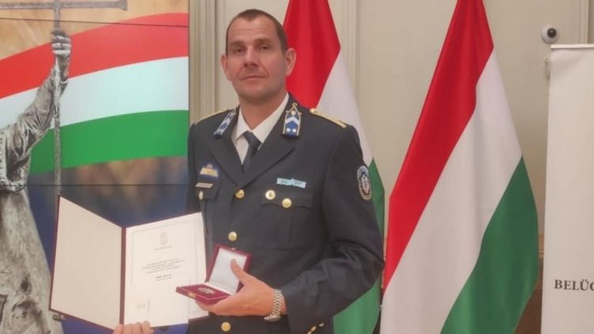 Oxigénpalackkal mászott le az aknába – hősként tüntették ki Noé Attilát