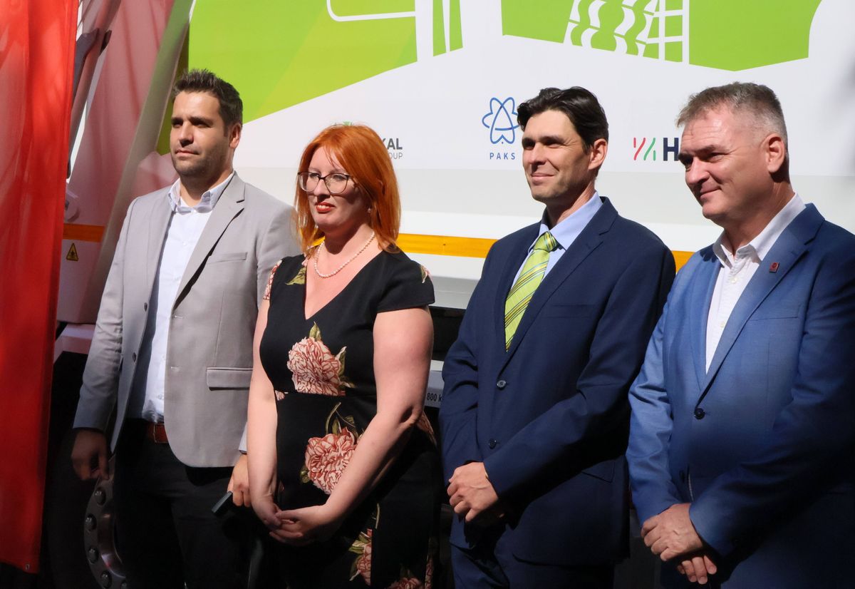 Sajtóeseményen adták át az elektromos kukásautót