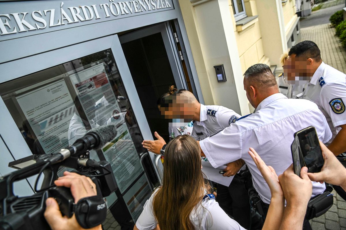 Viktóriát, a nagydorogi csecsemőgyilkosság gyanúsítottját rendőrök gyűrűjében kísérték a bíróság épületébe