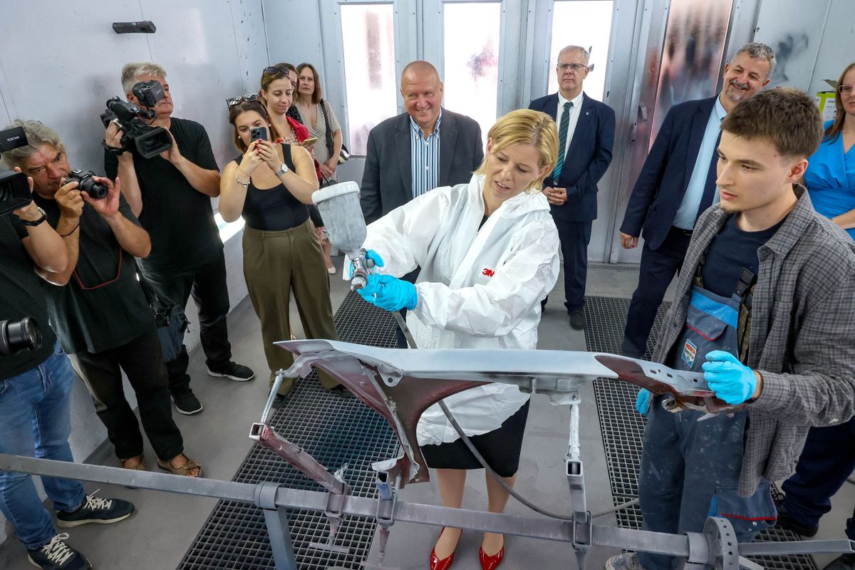 Dr. Varga-Bajusz Veronika az autófényező műhelyben