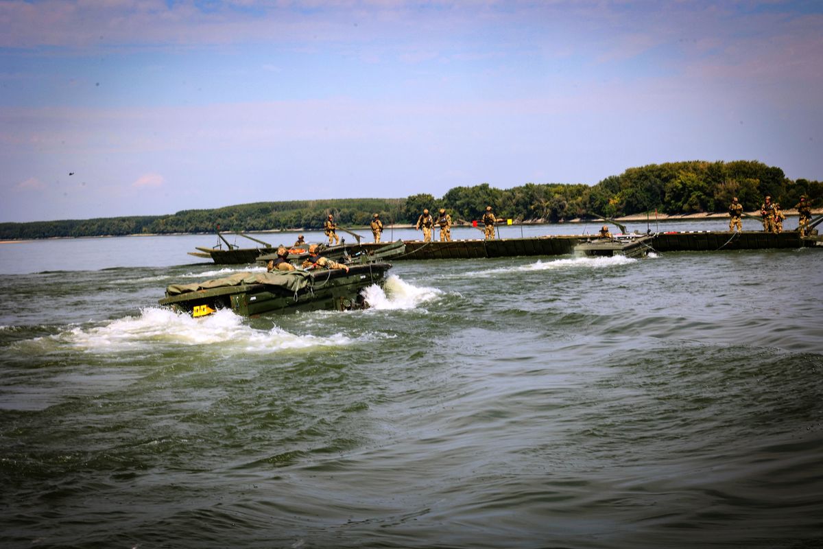 Hirmagazin,Hirmagazin.eu,Hirmagazin.eu Online Média,Hirmagazin az én médiám,Adaptive Hussars,NATO gyakorlat,katonai hadgyakorlat,Magyarország,honvédelem,hadsereg,hadgyakorlat képek,szövetséges erők,katonai együttműködés,védelmi gyakorlat,hadsereg fejlesztés,haderő,biztonságpolitika,katonai manőver,nemzetbiztonság,honvédelmi hírek,NATO Magyarországon,hadsereg bemutató,hadgyakorlat Magyarország,katonai szövetség,nemzetközi hadgyakorlat,főhírek