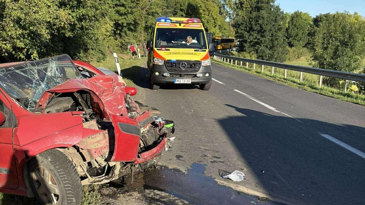 A Renault a felismerhetetlenségig összetört a baleset során