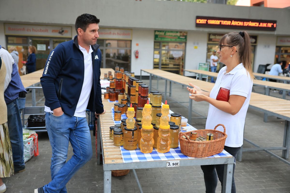 mézet is kínáltak a szekszárdi piacon